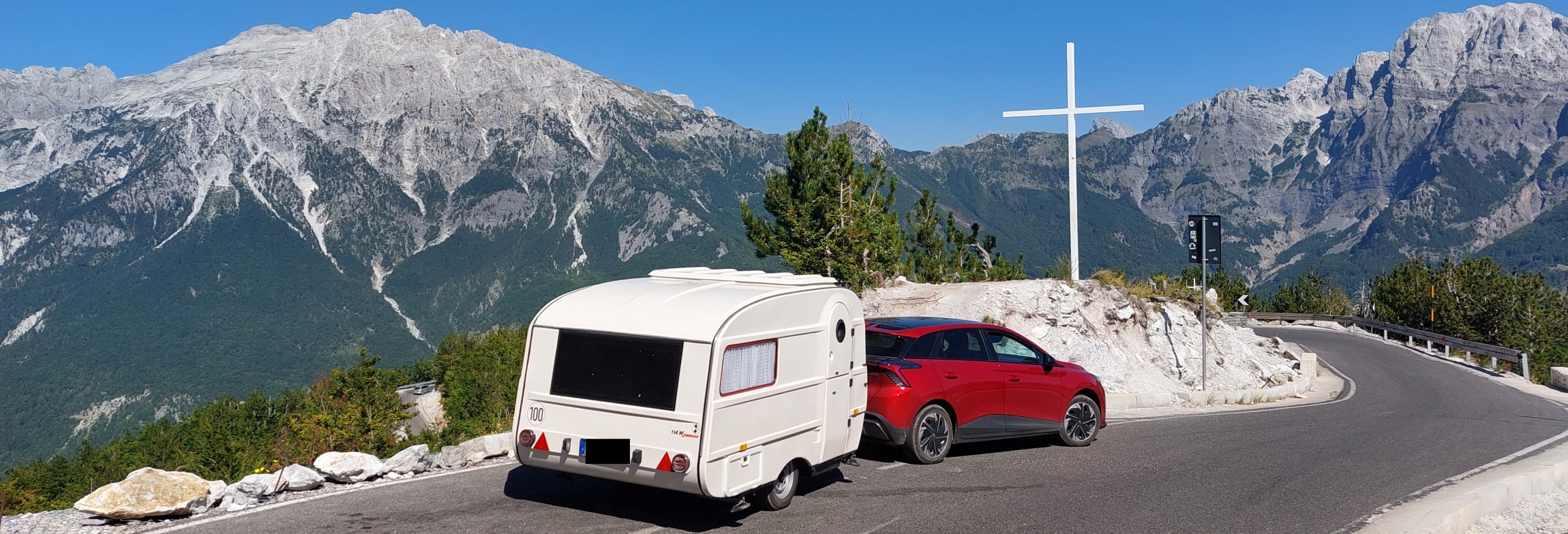 Der MG4 mit dem QEK Junior vor albanischer Bergkulisse